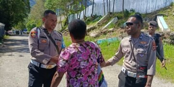 Minggu Pagi, Polisi di Tolikara Gelar Patroli Humanis dan Sapa Warga yang Hendak Beribadah