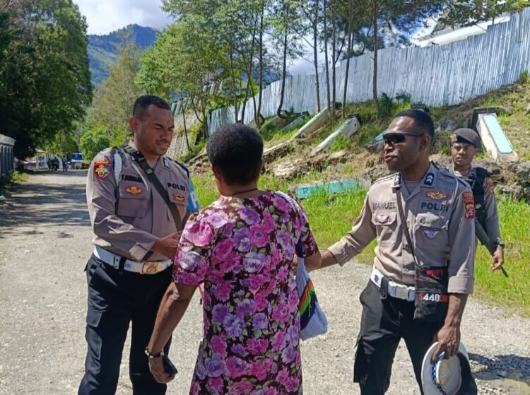 Minggu Pagi, Polisi di Tolikara Gelar Patroli Humanis dan Sapa Warga yang Hendak Beribadah