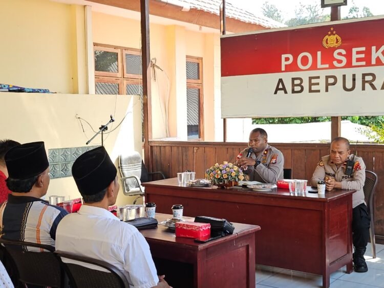 Perkuat Sinergi dengan Tokoh Adat dan Masyarakat, Kapolsek Abepura Ajak Warga Bersama Jaga Kamtibmas