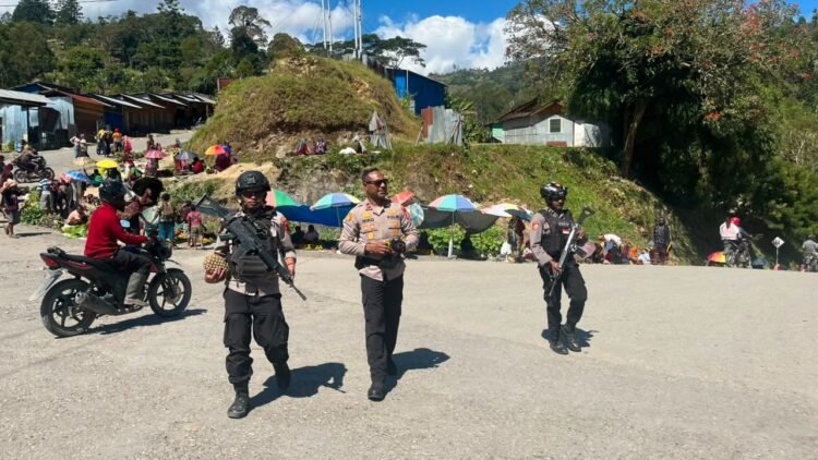 Patroli Humanis Polsek Karubaga Hadir di Tengah Aktivitas Warga, Wujudkan Situasi Kamtibmas yang Aman dan Kondusif