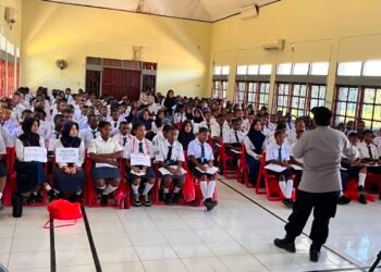 Sat Binmas Polres Sarmi Bekali Siswa Baru SMAN 1 Sarmi dengan Edukasi Hukum dan Bahaya Narkoba