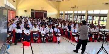 Sat Binmas Polres Sarmi Bekali Siswa Baru SMAN 1 Sarmi dengan Edukasi Hukum dan Bahaya Narkoba