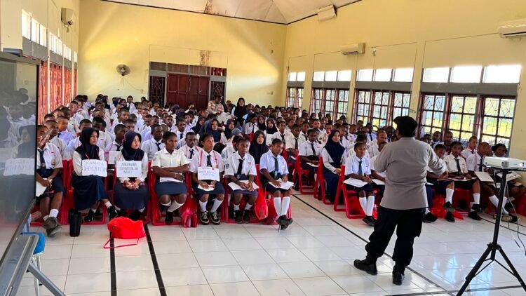 Sat Binmas Polres Sarmi Bekali Siswa Baru SMAN 1 Sarmi dengan Edukasi Hukum dan Bahaya Narkoba