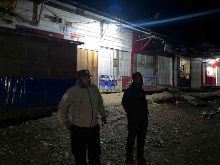 Patroli Jalan Kaki Regu Siaga II, Polres Tolikara Perkuat Kehadiran Polisi Jaga Kamtibmas Malam Hari