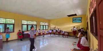 Tanamkan Jiwa Nasionalisme Sejak Dini, Polsek Asiki Berikan Wawasan Kebangsaan kepada Peserta MPLS dan Intensifkan Patroli Kamtibmas
