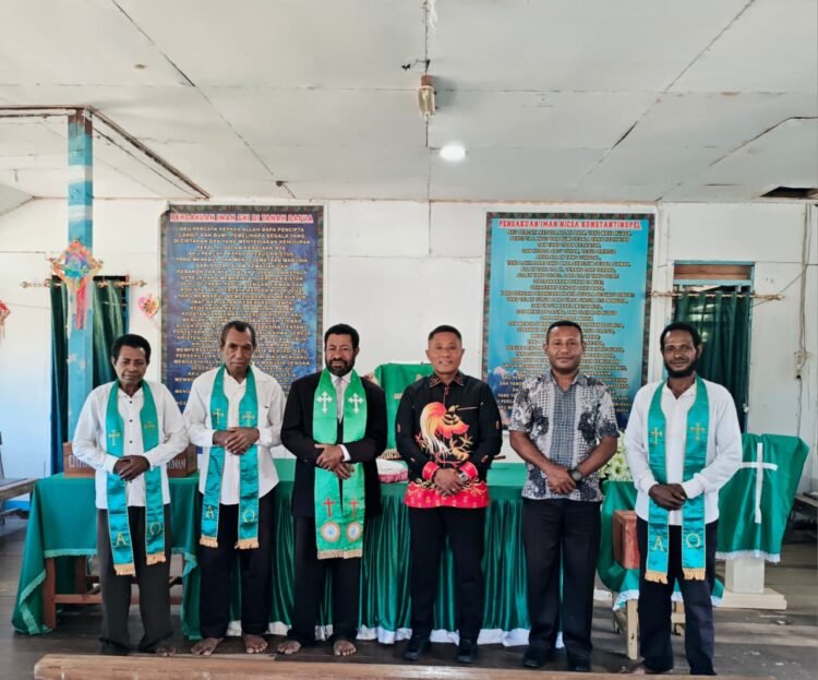 Peduli Sarana Ibadah, Polsek Bonggo Serahkan Bantuan kepada Panitia Pembangunan Gereja
