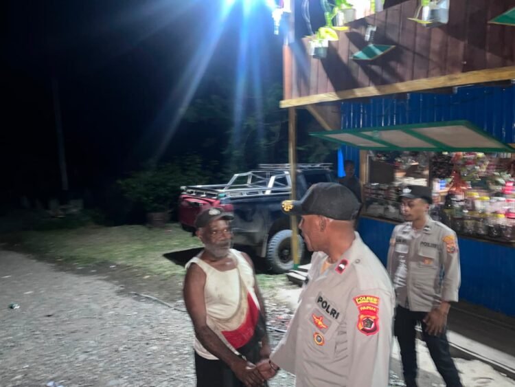 Perkuat Sinergi dengan Warga, Personel Polsek Kelila Intensifkan Patroli Dialogis Malam Hari