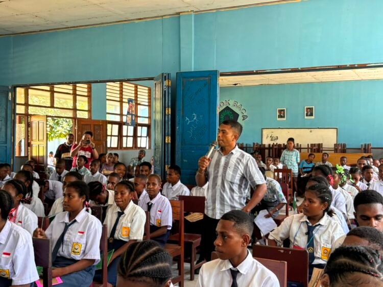Tanamkan Kesadaran Sejak Dini, Satresnarkoba Polres Sarmi Bekali Pelajar Baru Pengetahuan Bahaya Narkoba