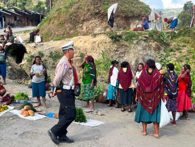 Hadir Beri Rasa Aman, Regu Siaga III Polres Tolikara Intensifkan Patroli Dialogis di Kota Karubaga
