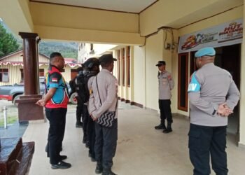 Patroli Humanis Polres Tolikara Perkuat Rasa Aman Masyarakat di Kota Karubaga