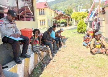 Utamakan Musyawarah, Sat Binmas Polres Tolikara Mediasi Sengketa Dana Kampung Secara Humanis
