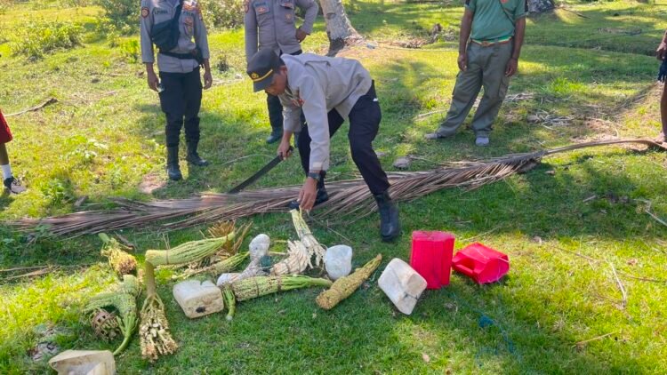 Polsek Okaba Gencarkan Razia Miras Lokal, Puluhan Liter Sagero Dimusnahkan di Kampung Dufmira