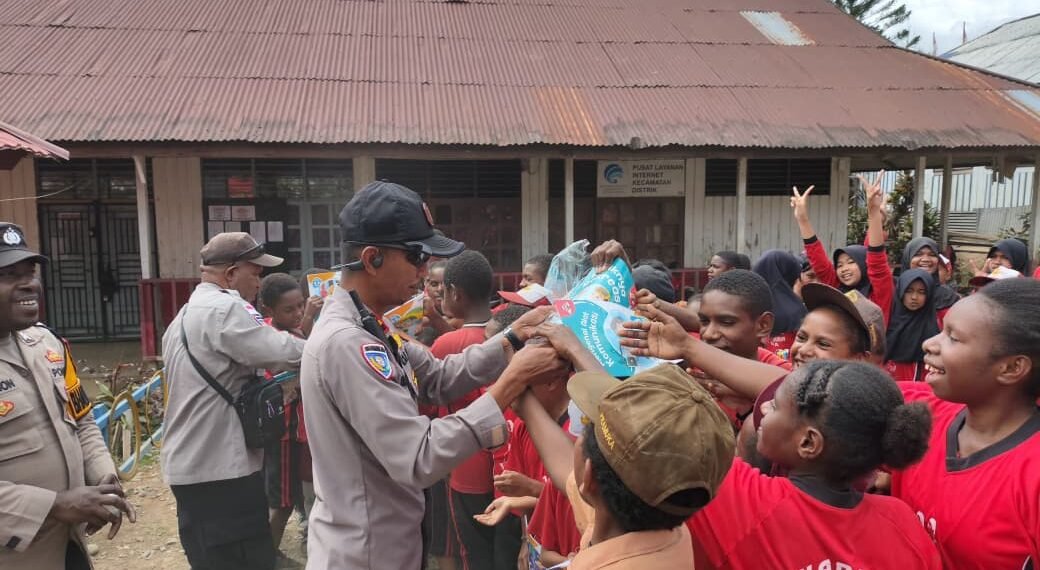 Sat Binmas Polres Tolikara Tanamkan Semangat Literasi kepada Pelajar melalui Program Door to Door System