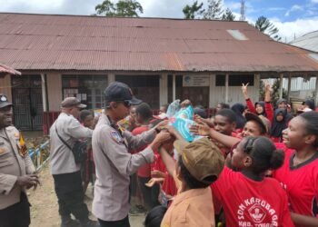 Sat Binmas Polres Tolikara Tanamkan Semangat Literasi kepada Pelajar melalui Program Door to Door System