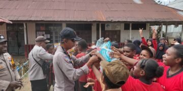 Sat Binmas Polres Tolikara Tanamkan Semangat Literasi kepada Pelajar melalui Program Door to Door System