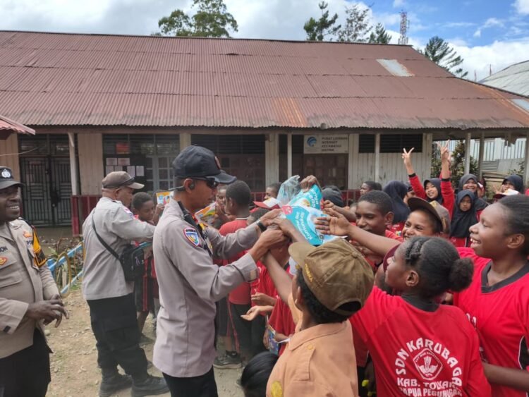 Sat Binmas Polres Tolikara Tanamkan Semangat Literasi kepada Pelajar melalui Program Door to Door System