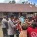 Sat Binmas Polres Tolikara Tanamkan Semangat Literasi kepada Pelajar melalui Program Door to Door System