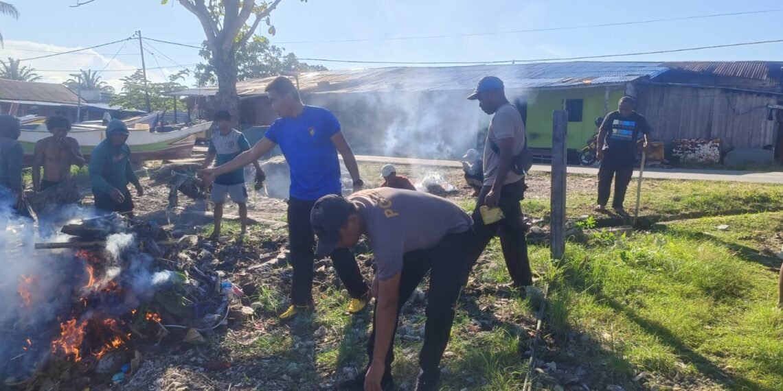 Sambut HUT ke-81 RI, Satpolairud Polres Sarmi Bersama Nelayan Nusantara Bersihkan Pantai Kali Bagre