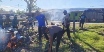 Sambut HUT ke-81 RI, Satpolairud Polres Sarmi Bersama Nelayan Nusantara Bersihkan Pantai Kali Bagre
