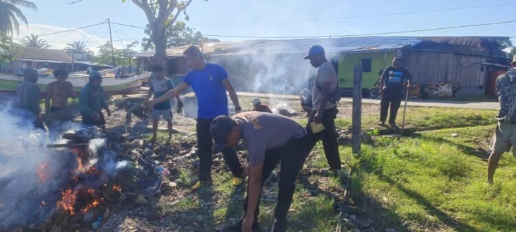 Sambut HUT ke-81 RI, Satpolairud Polres Sarmi Bersama Nelayan Nusantara Bersihkan Pantai Kali Bagre