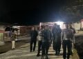 Sambut HUT ke-81 RI, Satpolairud Polres Sarmi Bersama Nelayan Nusantara Bersihkan Pantai Kali Bagre