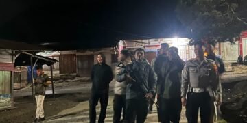 Sambut HUT ke-81 RI, Satpolairud Polres Sarmi Bersama Nelayan Nusantara Bersihkan Pantai Kali Bagre