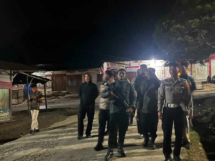 Sambut HUT ke-81 RI, Satpolairud Polres Sarmi Bersama Nelayan Nusantara Bersihkan Pantai Kali Bagre