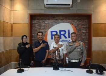 Dialog Interaktif Polisi Menyapa, Polda Papua Ajak Warga Taat Administrasi Kendaraan dan Pajak