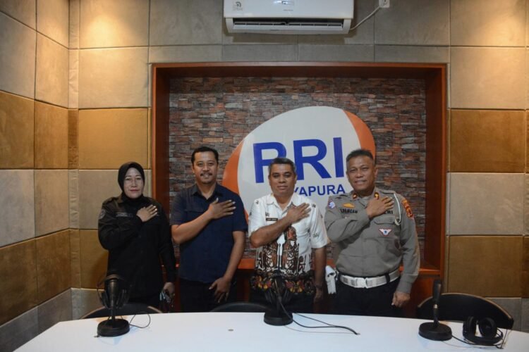 Dialog Interaktif Polisi Menyapa, Polda Papua Ajak Warga Taat Administrasi Kendaraan dan Pajak