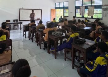 Peduli Generasi Papua, Kapolsek Pantai Barat Berikan Edukasi Hukum dan Pencegahan Narkoba