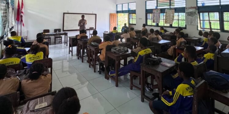 Peduli Generasi Papua, Kapolsek Pantai Barat Berikan Edukasi Hukum dan Pencegahan Narkoba