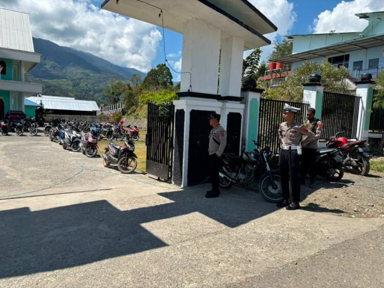 Polres Tolikara Kawal Pelaksanaan Ibadah Minggu, Pastikan Jemaat Beribadah dengan Aman dan Khusyuk