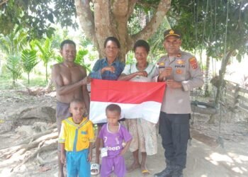 Sambut HUT Ke-81 Kemerdekaan RI, Kapolsek Senggi Bagikan Bendera Merah Putih kepada Warga