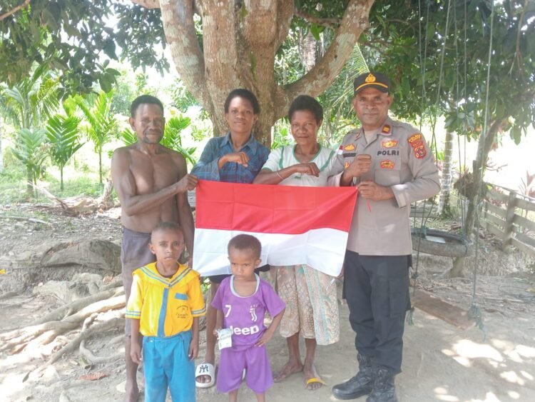 Sambut HUT Ke-81 Kemerdekaan RI, Kapolsek Senggi Bagikan Bendera Merah Putih kepada Warga