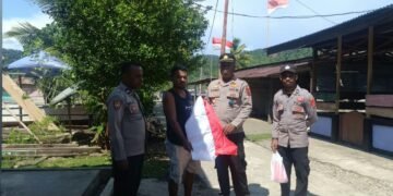 Semarak HUT ke-81 RI, Kapolsek Poom Bagikan Bendera kepada Warga