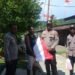 Semarak HUT ke-81 RI, Kapolsek Poom Bagikan Bendera kepada Warga