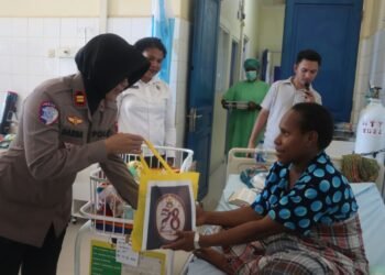 HUT Polwan ke-78, Polwan Polres Mappi Berbagi Kasih dengan Ibu Pasca Persalinan