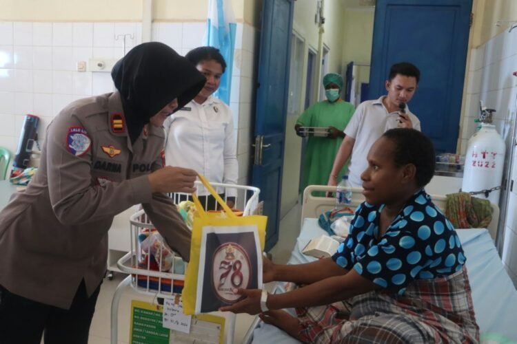 HUT Polwan ke-78, Polwan Polres Mappi Berbagi Kasih dengan Ibu Pasca Persalinan