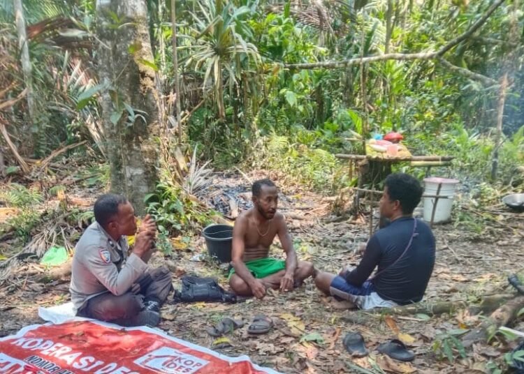 Dekat dengan Warga, Bhabinkamtibmas Sambangi Pengolah Sagu di Kampung Wapur