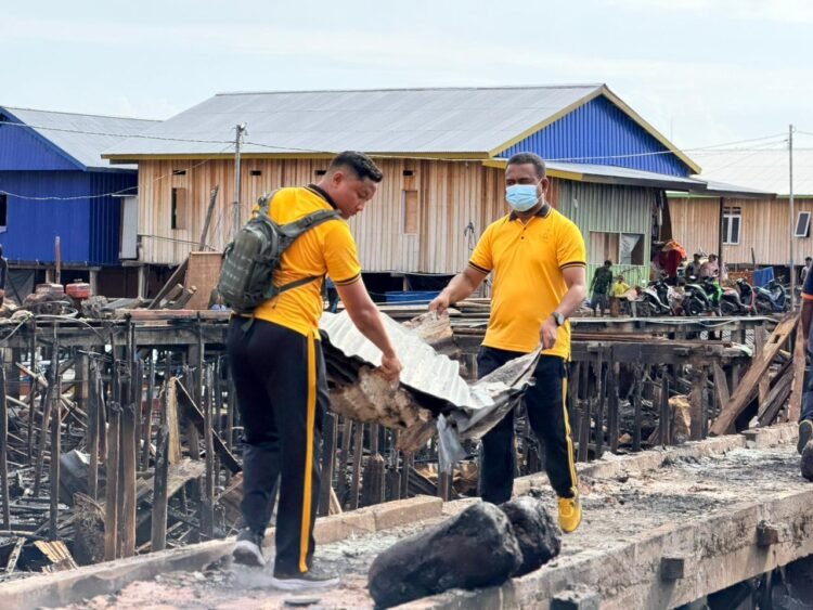 Polresta Jayapura Kota Bersama Forkopimda Gelar Kerja Bakti Bersihkan Puing-Puing Pasca Kebakaran di Dok 5 Bawah