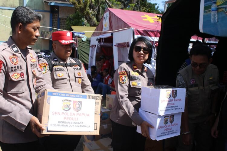 Bersama di Tengah Duka: SPN Polda Papua Berbagi untuk Korban Kebakaran Dok V