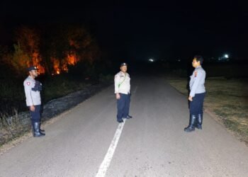 Polsek Jagebob Padamkan Kebakaran Hutan dan Lahan di Kampung Belanding Kakayu