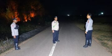Polsek Jagebob Padamkan Kebakaran Hutan dan Lahan di Kampung Belanding Kakayu
