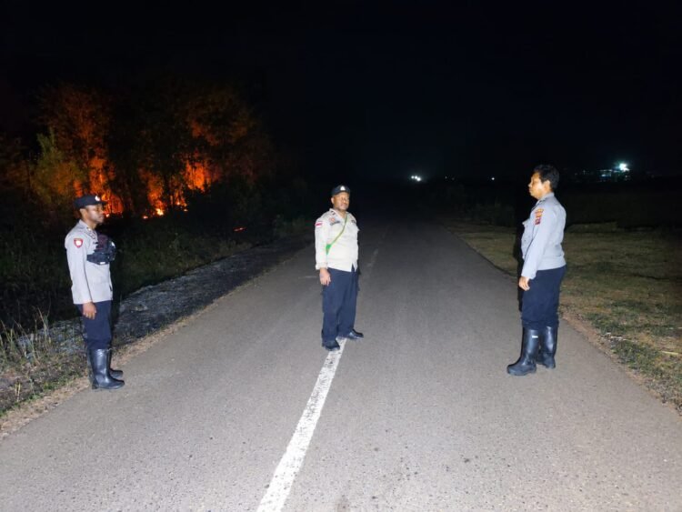 Polsek Jagebob Padamkan Kebakaran Hutan dan Lahan di Kampung Belanding Kakayu