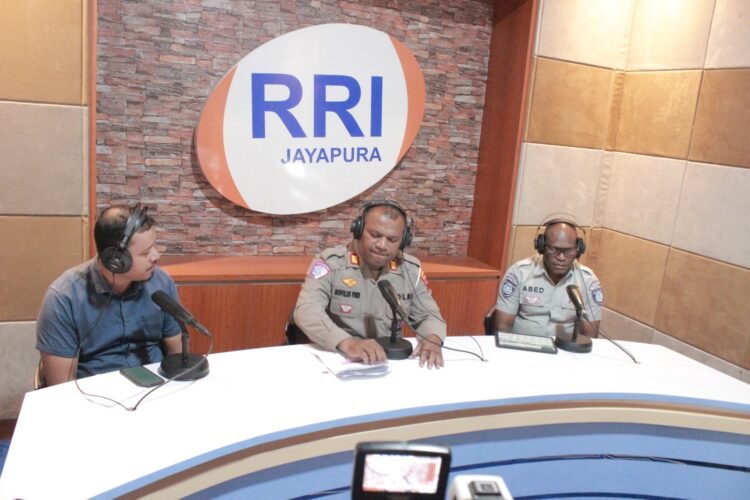Polisi Menyapa di RRI Jayapura, Polda Papua Ajak Masyarakat Jadikan Keselamatan Berlalu Lintas sebagai Tanggung Jawab Bersama