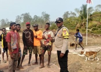 Bhabinkamtibmas Kampung Padua Sambangi Warga, Sampaikan Pesan Kamtibmas dan Cegah Karhutla