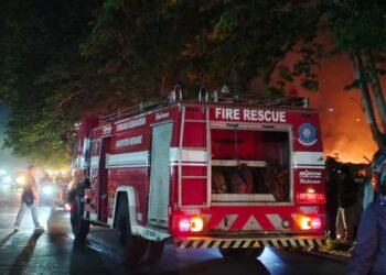 Dekat Bandara Mopah, Samapta Polres Merauke Bersama BPBD Bergerak Cepat Padamkan Kebakaran