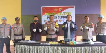 Warga Supiori Serahkan Senpi Rakitan dan 43 Butir Amunisi, Kapolres Apresiasi Kesadaran Hukum Masyarakat
