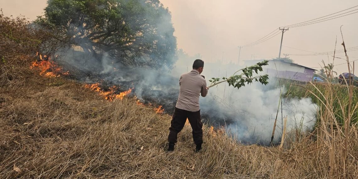 Respons Cepat Polsek Tanah Miring, Karhutla Dekat Permukiman Berhasil Dipadamkan