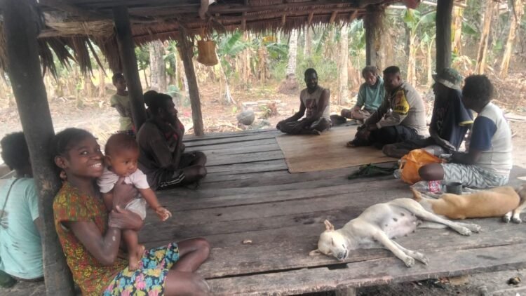 Bhabinkamtibmas Padua Dekatkan Diri dengan Warga, Keluhan Harga Ikan Ditampung